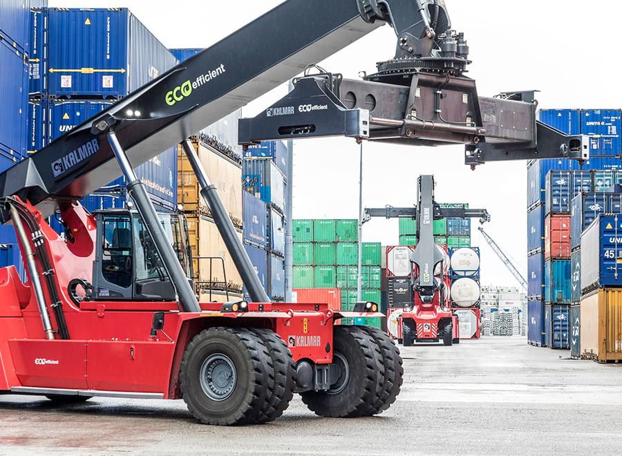 Kalmar reachstackers ved containere